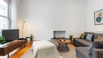 Flat Spring Street in City of Westminster