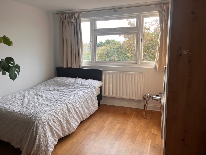 Room Sylvester Road in Greater London
