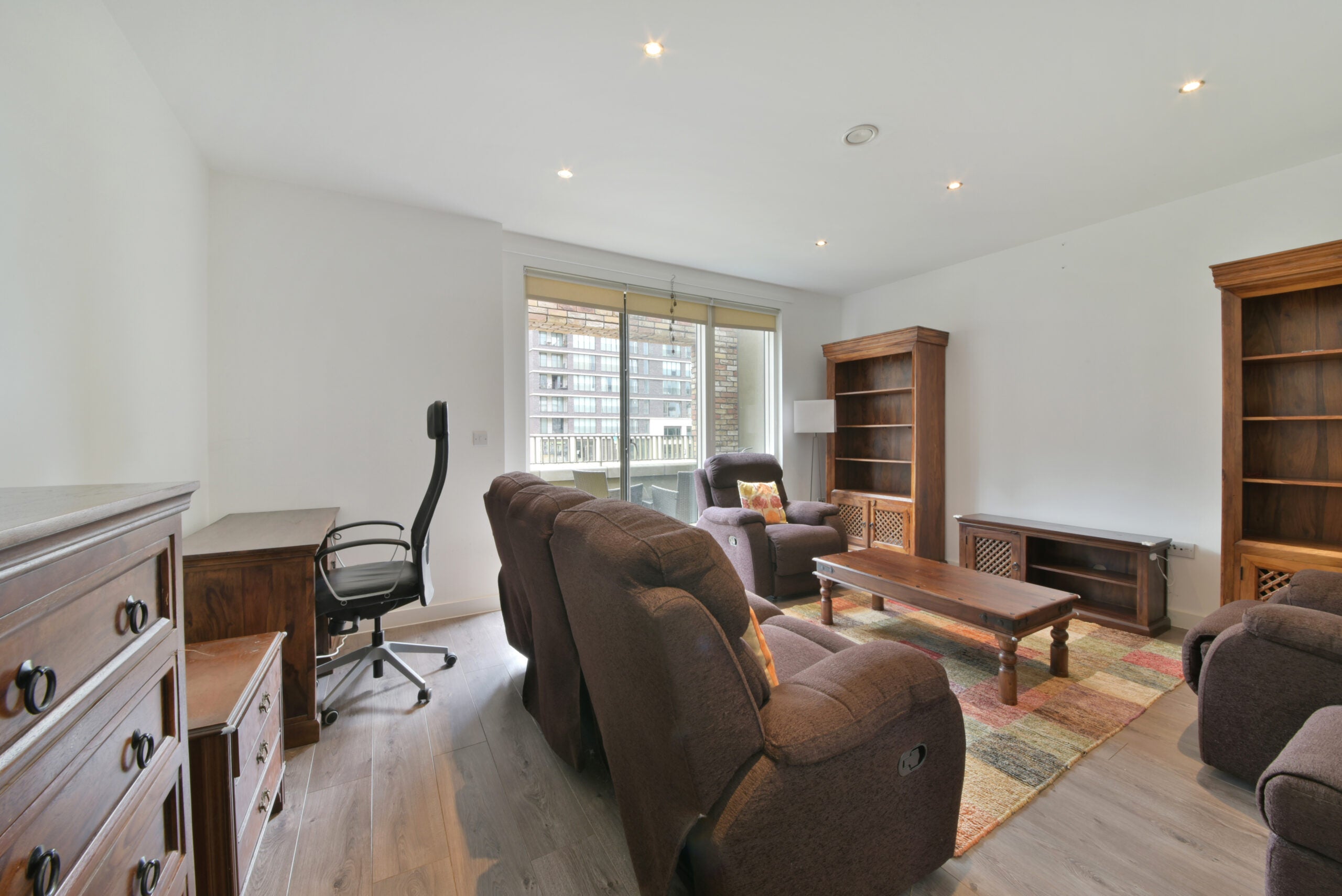 Flat Shackleton Way in Greater London