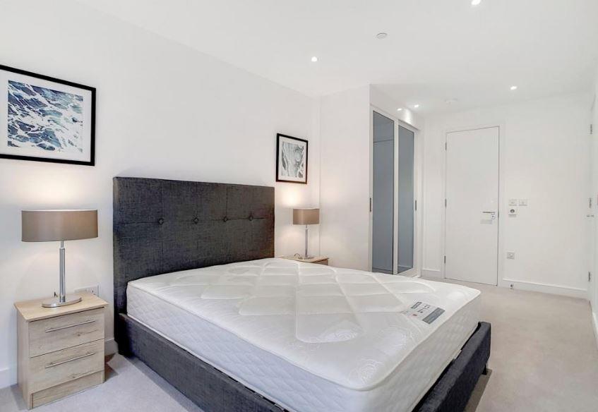 Flat Ashfield Road in Greater London