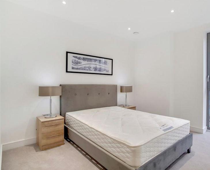 Flat Ashfield Road in Greater London