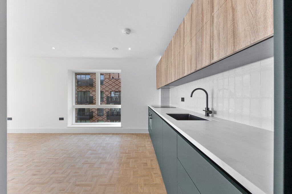 Flat Danvers Avenue in Greater London