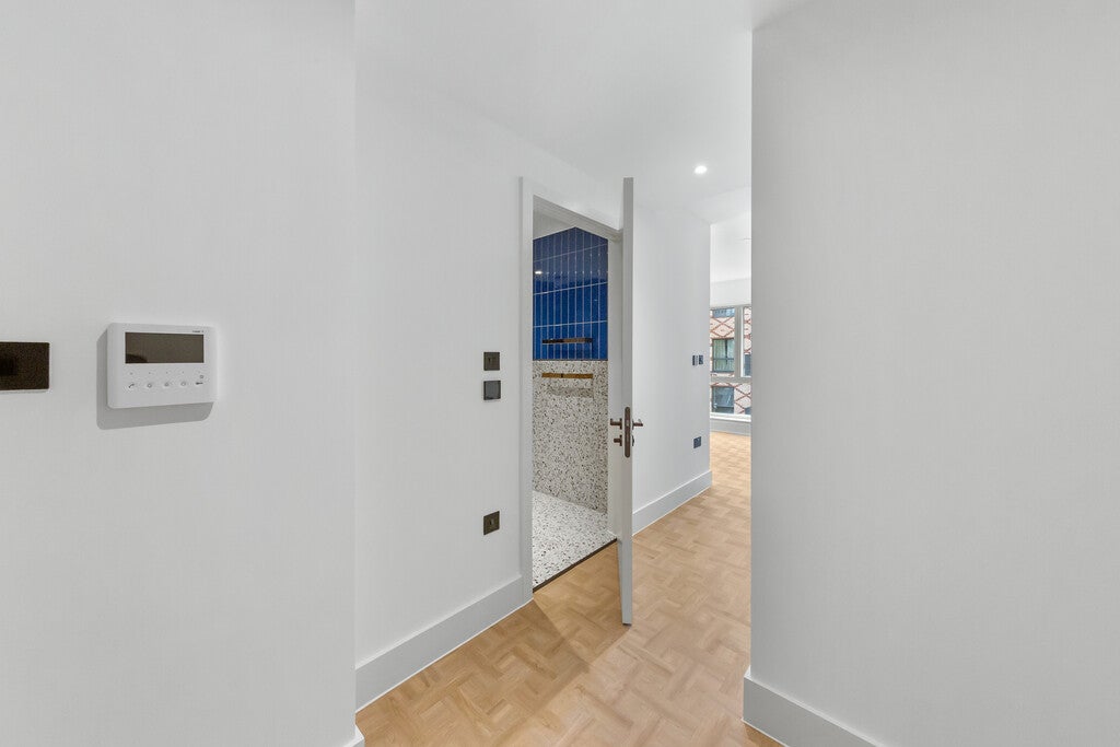 Flat Danvers Avenue in Greater London