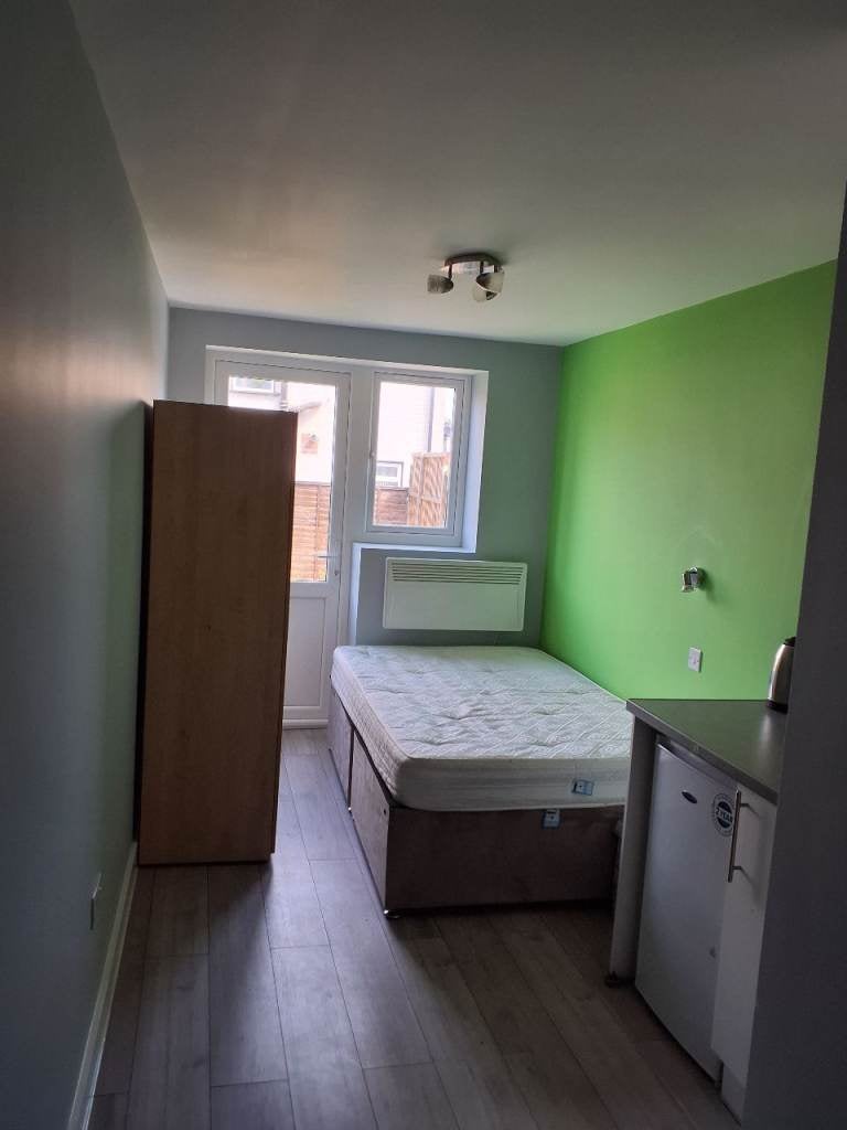 Flat Ferrymead Avenue in Greater London