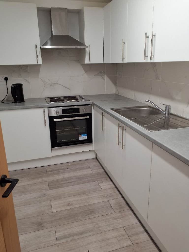 Flat Ferrymead Avenue in Greater London