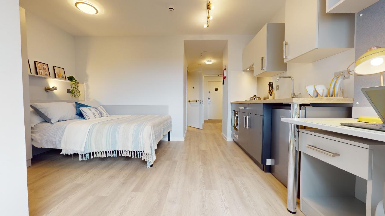 Room Isledon Road in Greater London