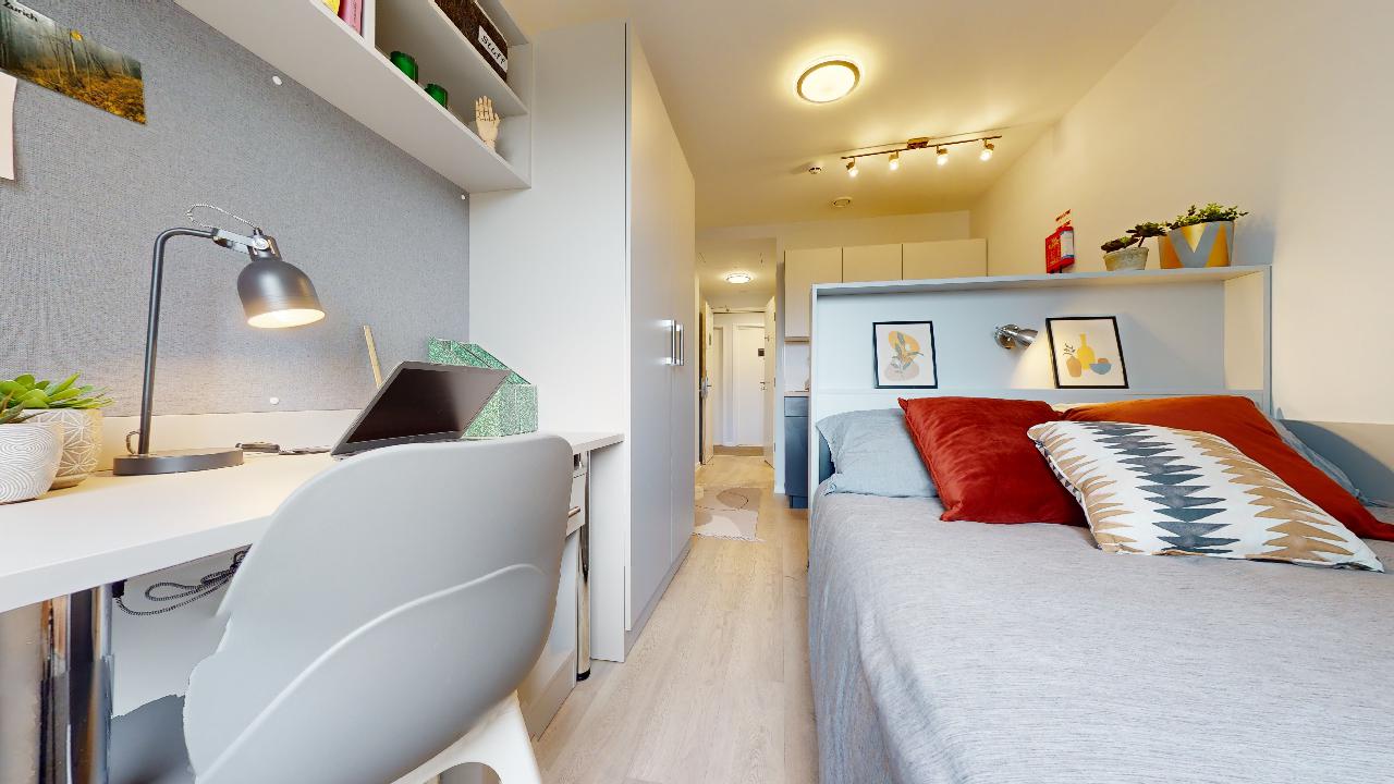 Room Isledon Road in Greater London