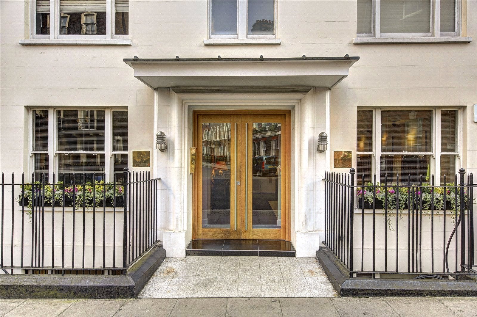 Flat Hill Street in City of Westminster