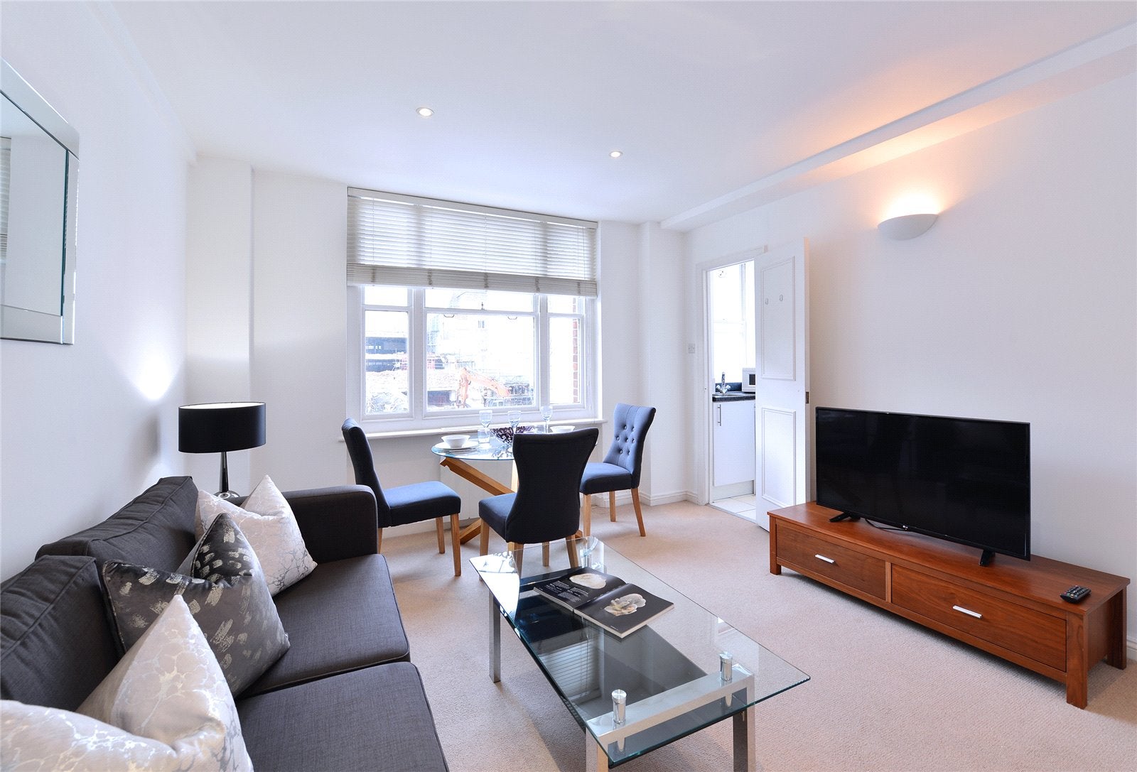 Flat Hill Street in City of Westminster