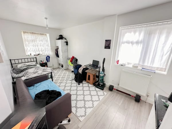 Flat Sweet Briar Grove in Greater London