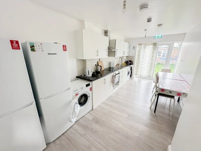 Flat Sweet Briar Grove in Greater London