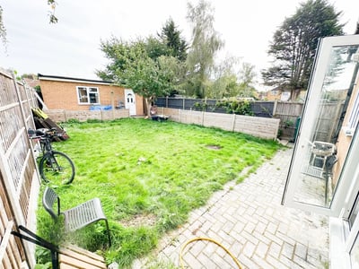 Flat Sweet Briar Grove in Greater London