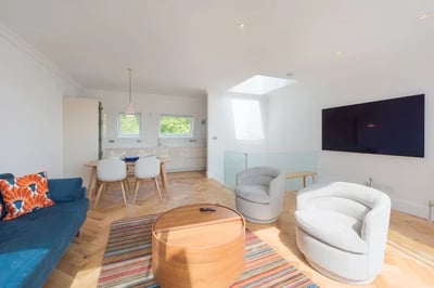 Flat Rosslyn Hill in Greater London