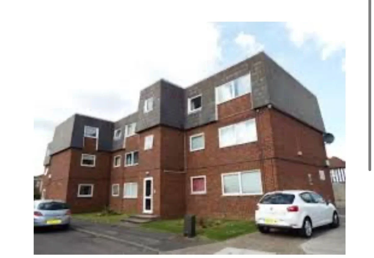 Flat Garden Court in Luton