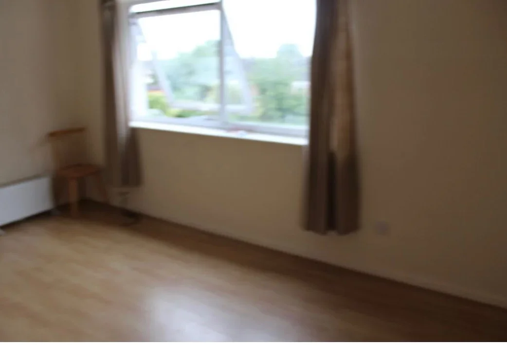 Flat Garden Court in Luton