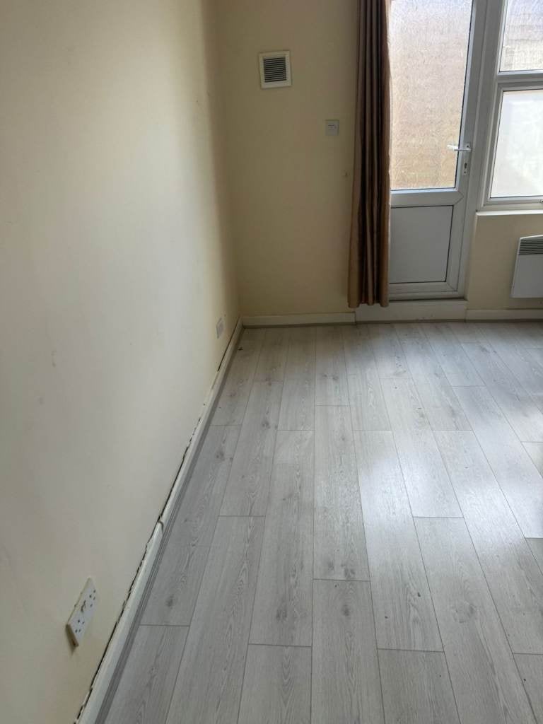 Flat Hawthorne Road in Greater London