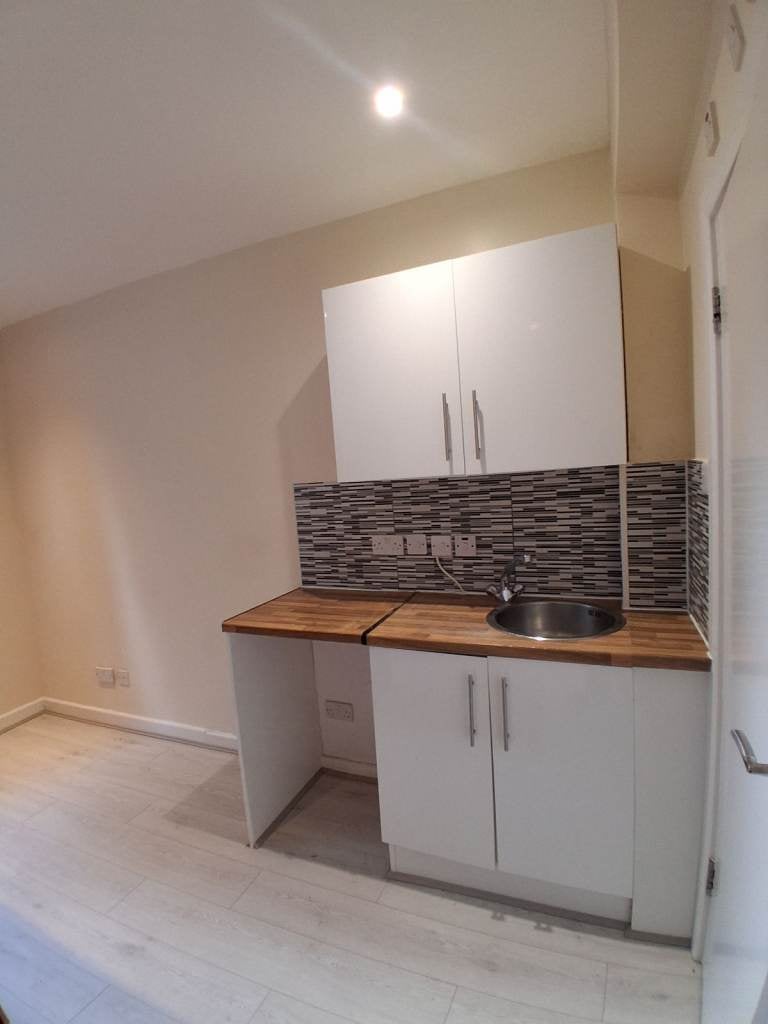 Flat Hawthorne Road in Greater London