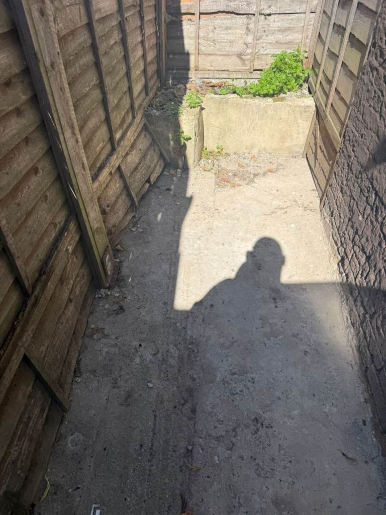 Flat Hawthorne Road in Greater London