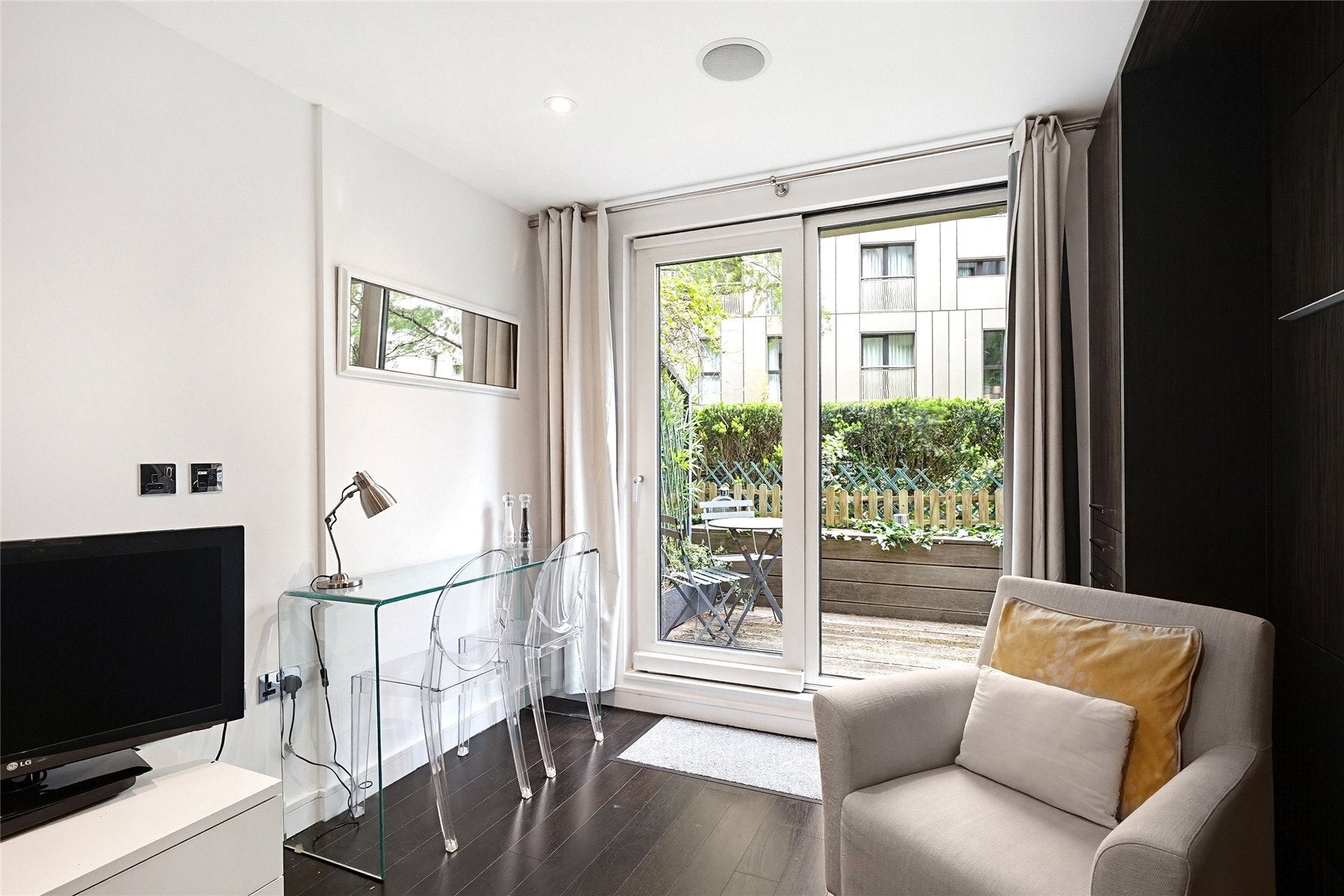 Flat Gatliff Road in City of Westminster