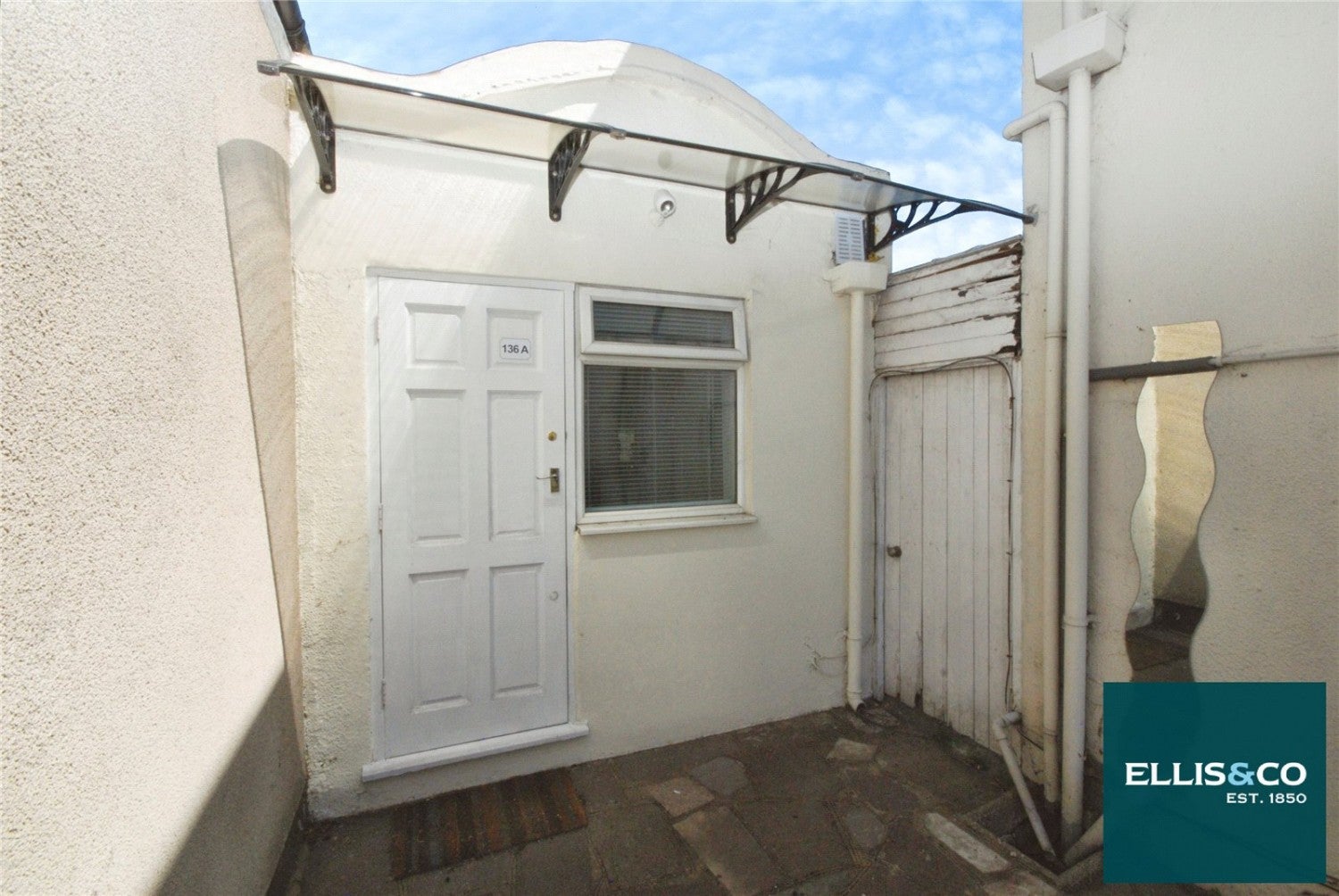 Flat Hendon Way in Greater London