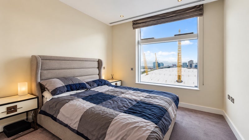 Flat Peninsula Square in Greater London