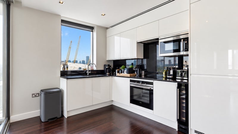 Flat Peninsula Square in Greater London