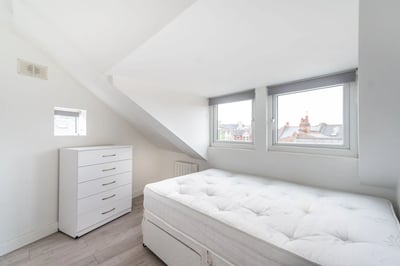 Flat Deacon Road in Greater London