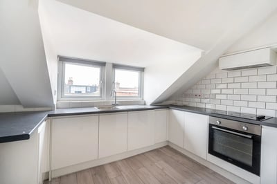 Flat Deacon Road in Greater London
