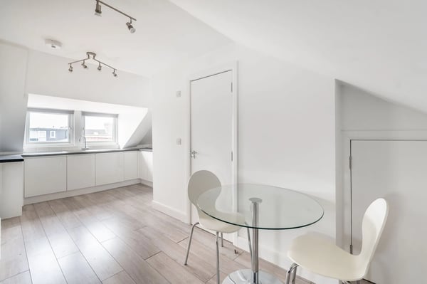 Flat Deacon Road in Greater London