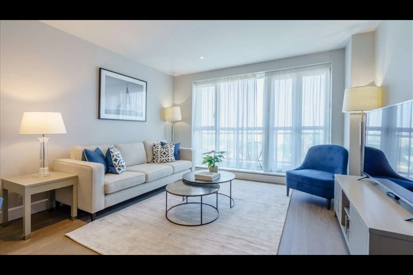 Flat Westferry Circus in Greater London