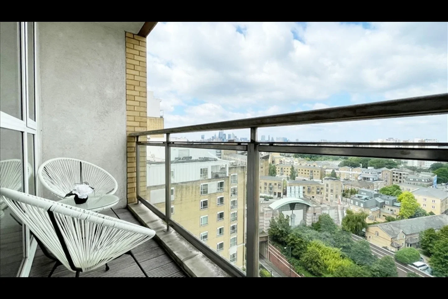 Flat Westferry Circus in Greater London