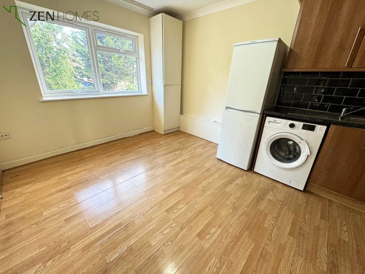 Flat Orpington Gardens in Greater London