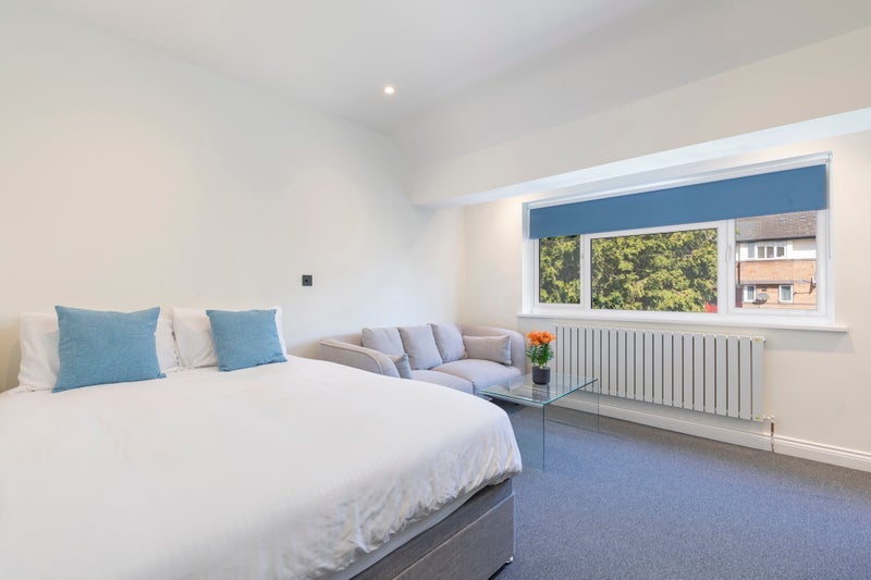 Flat Friary Road in Greater London