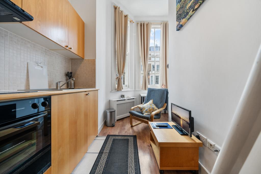 Flat Penywern Road in Greater London