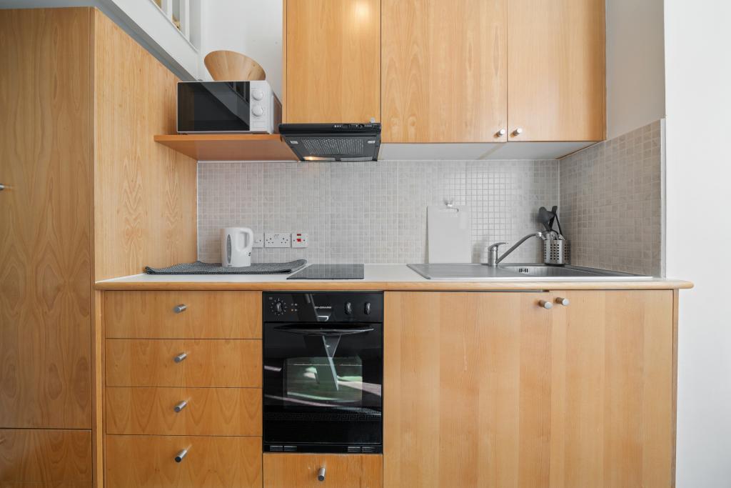 Flat Penywern Road in Greater London