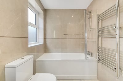 Flat Tooting High Street in Greater London