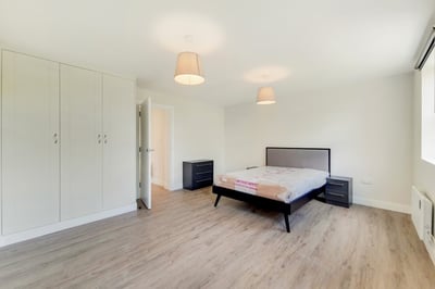 Flat Tooting High Street in Greater London