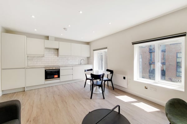 Flat Tooting High Street in Greater London