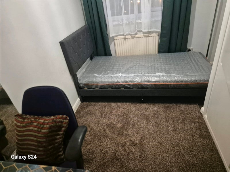 Room Fleetwood Road in Slough