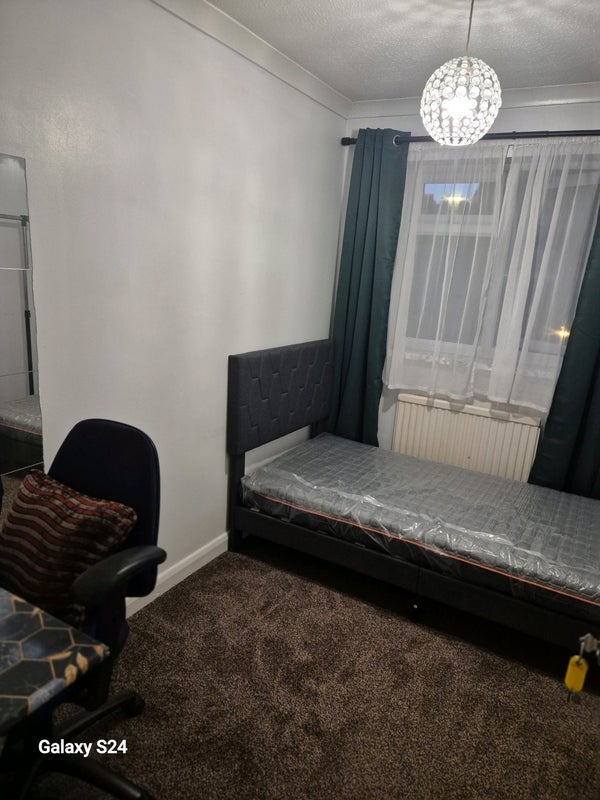 Room Fleetwood Road in Slough