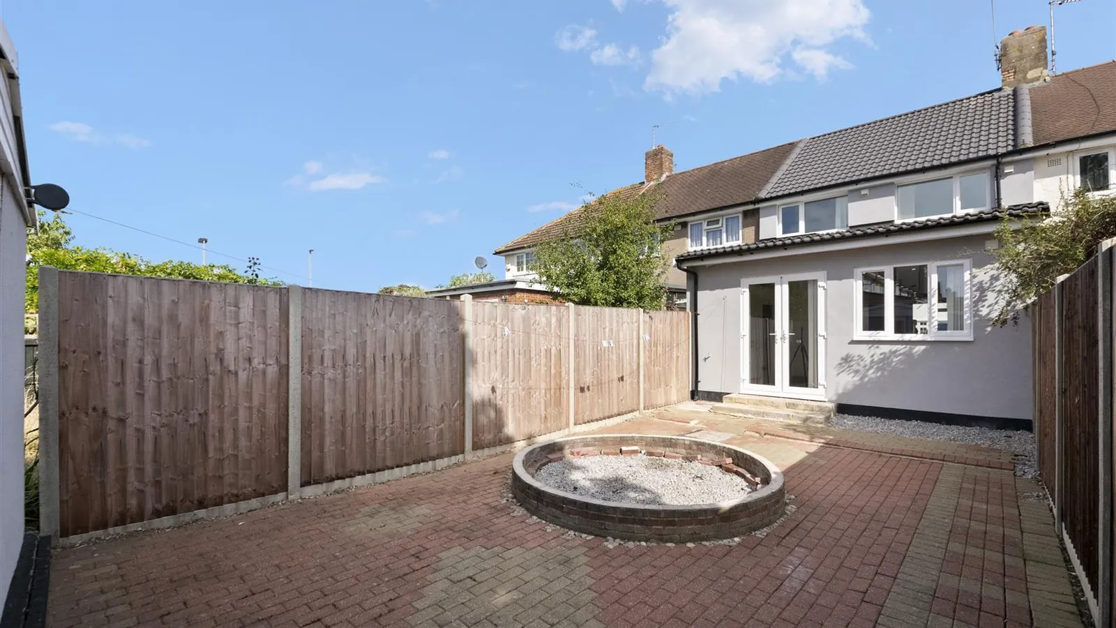 House Canfield Drive in Greater London