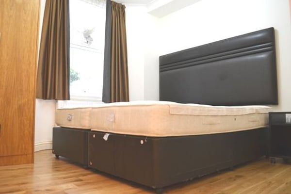Flat Cheniston Gardens in Greater London