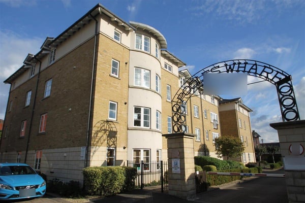 Flat Pooles Wharf Court in Bristol