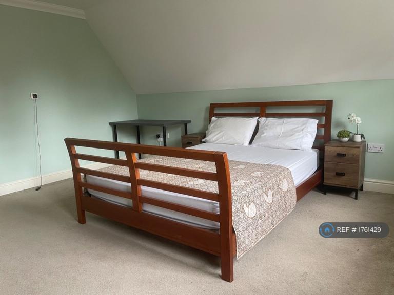 Room Rhapsody Crescent in Brentwood