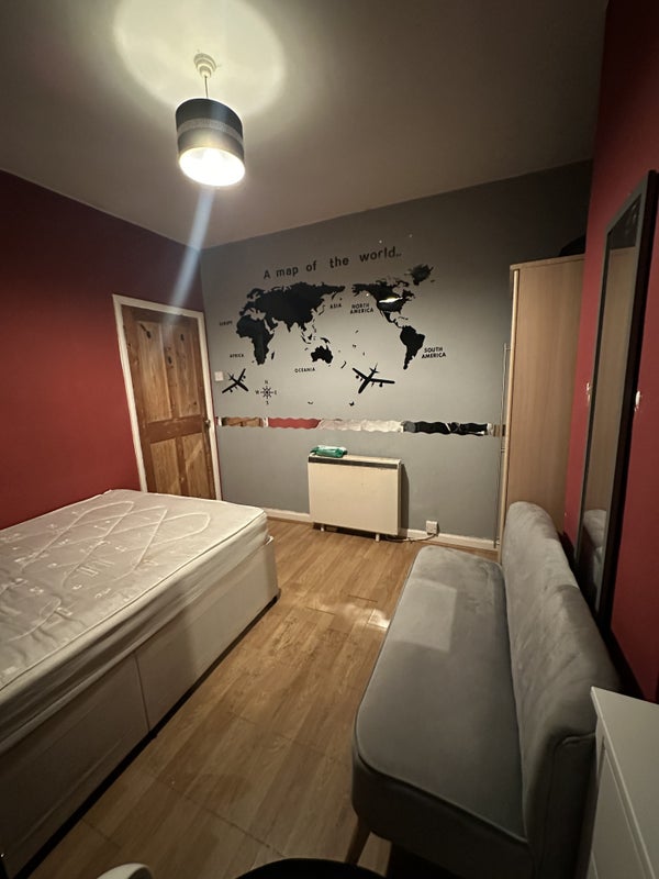 Room Henchman Street in Greater London