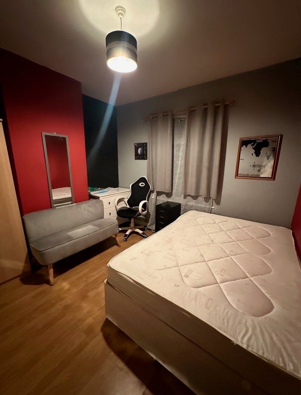 Room Henchman Street in Greater London