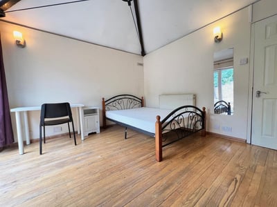 House Ratcliffe Close in Greater London