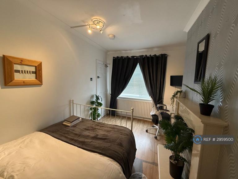 Room Mitchell Avenue in Coventry