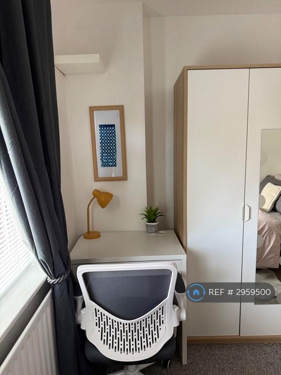 Room Mitchell Avenue in Coventry