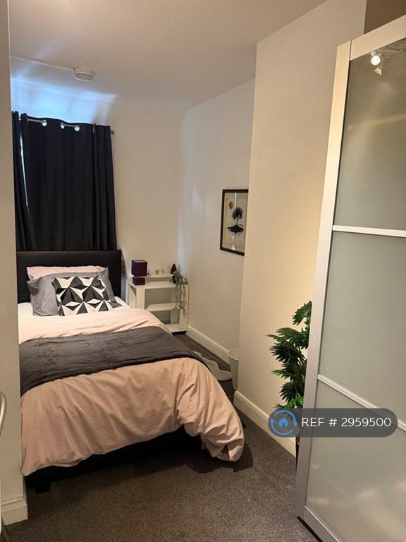 Room Mitchell Avenue in Coventry